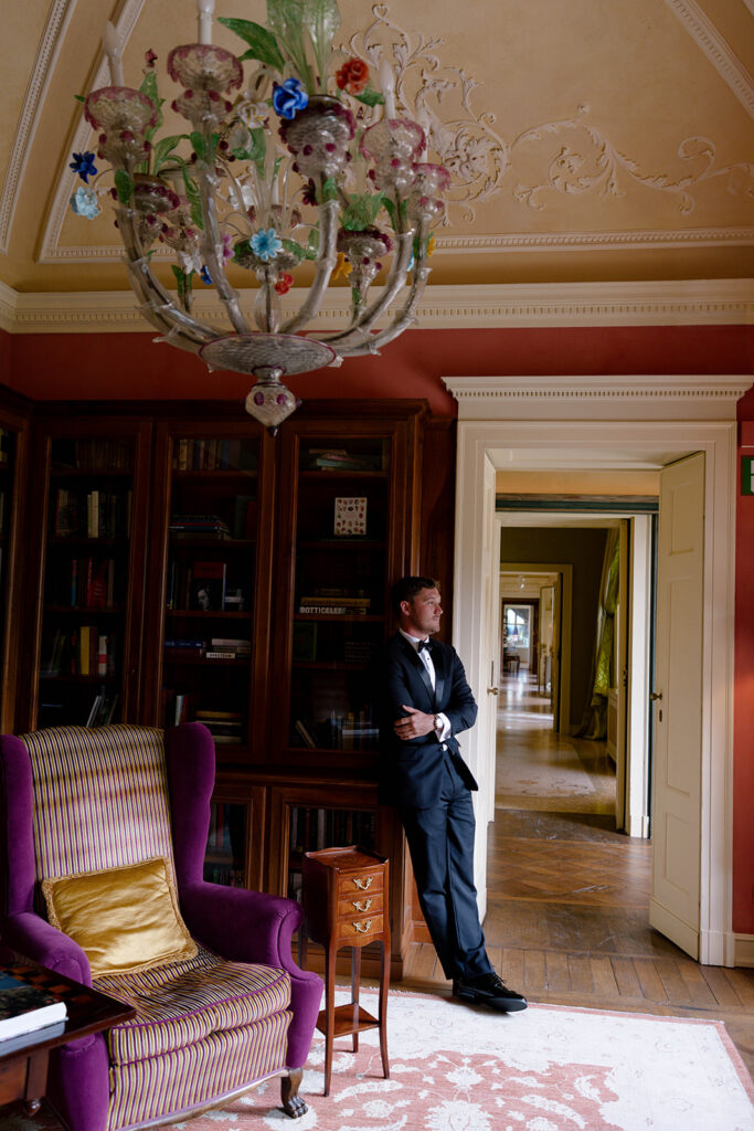 Ornate chandelier and gilded mirror in a Villa Passalacqua hallway